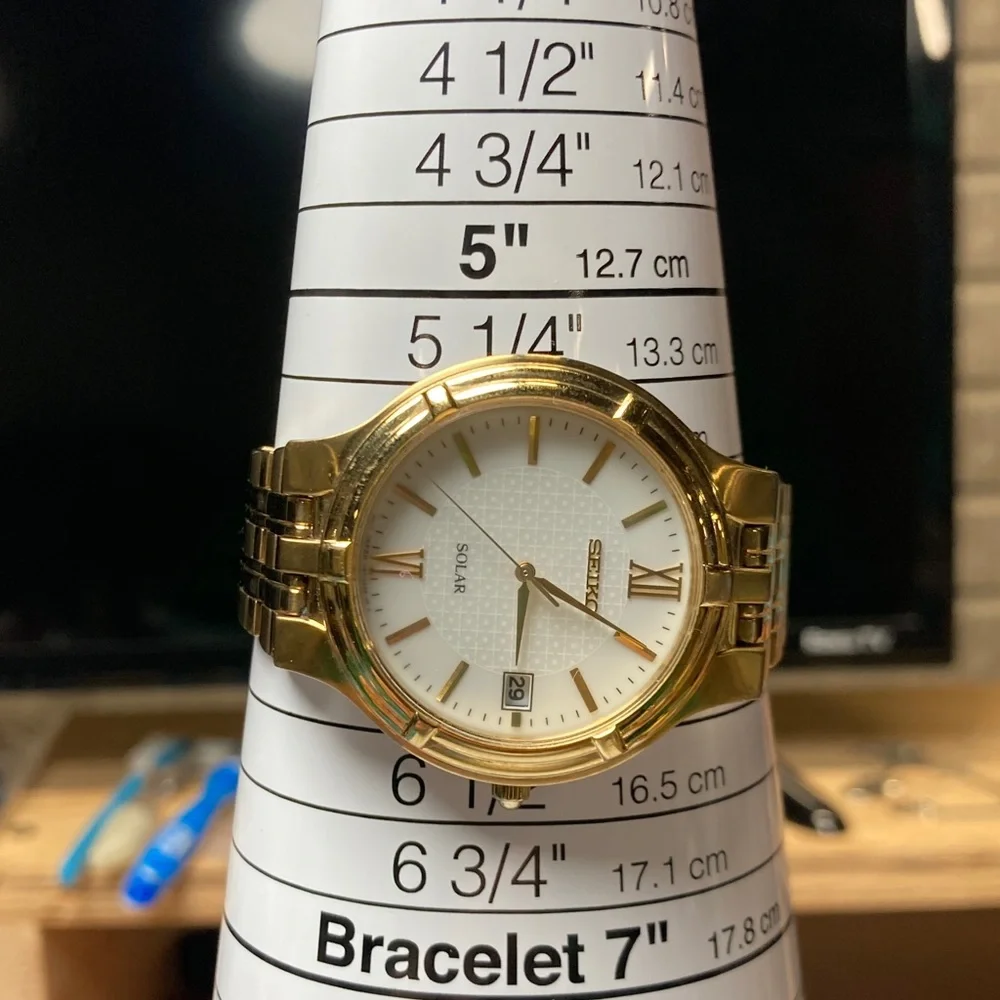 Seiko solar, V157-0AA0 R2, gold tone, white textured dial, vintage